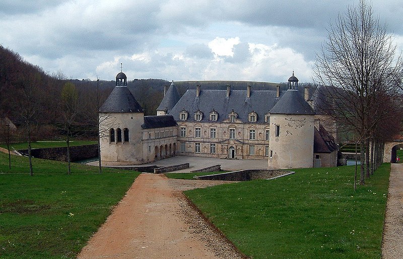 File:Chateau Bussy Rabutin - vue1.JPG